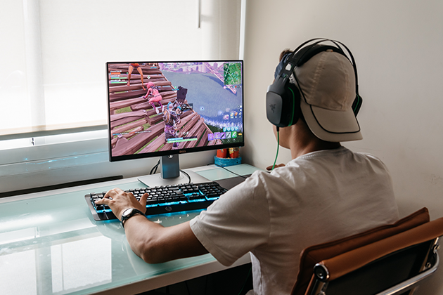Gaming kræver en optimeret router Dreng sidder foran computer og gamer
