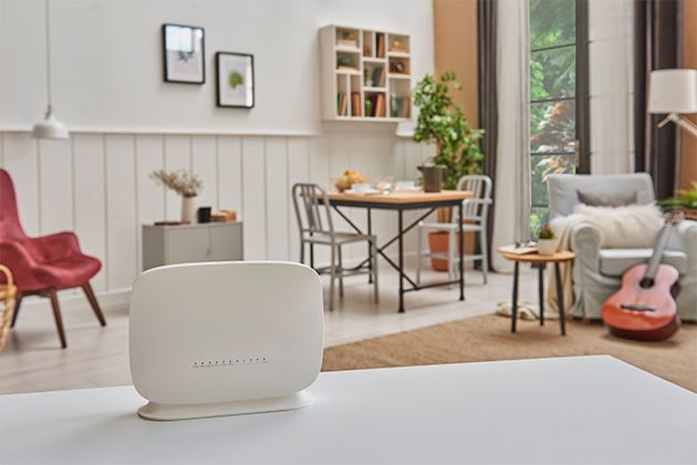 Placér ikke routeren i køkkenet Router på et bord i en stue