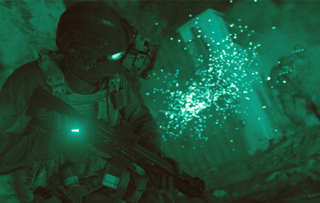Nattemissioner hører til hverdagen i Call Of Duty En soldat bag en væg i mørke i Call Of Duty