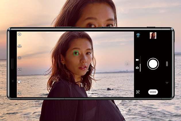 Sony Xperia 5 kommer med Eye Autofokus teknologi Kvinde foran kameraet på Sony Xperia 5