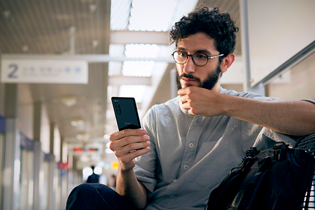 Sony Xperia 5 har et kompakt design, der passer godt i hånden Mand sidder med Sony Xperia 5 i hånden