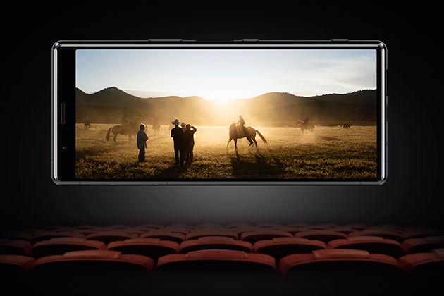 Foto taget af Nokia 9 PureView Sony Xperia 5, der vise ren film i en biografsal
