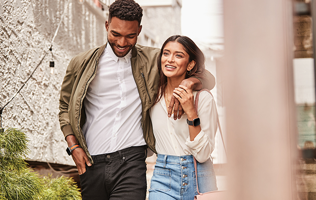 Fitbit Versa 2 sporer dine aktiviteter hele dagen Par med hvert sit Fitbit Versa 2 ur