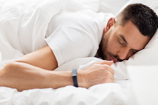 Hvad betyder en god nats søvn? Mand sover med smartwatch på