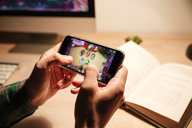 Spil optager plads på telefonen Person spiller spil på telefonen