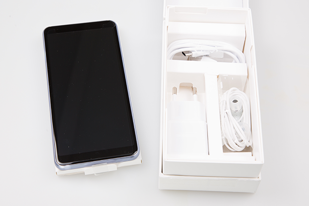 Skift fra iPhone til Android-telefon Telefon ligger ved siden af æske.