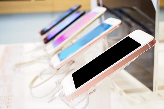 Skal du vælge Android eller iPhone Telefoner udstillet i butik
