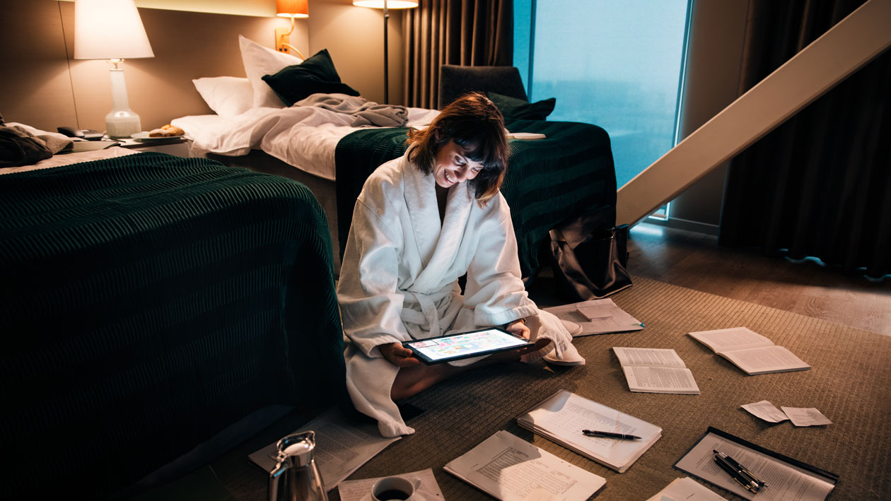 Med Surface Pro 7 fra Microsoft kan du være effektiv overalt En kvinde med Surface Pro 7 i et hotelværelse
