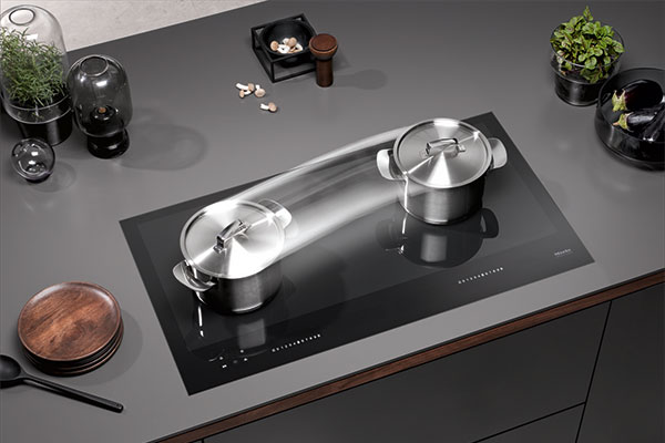 Uanset hvorhen på kogepladen du flytter gryden på Full surface-induktionskogepladen Miele kogeplade Generation 7000 med Full Surface