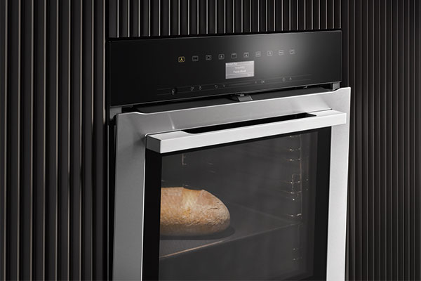 TasteControl åbner ovnlågen automatisk Miele ovn Generation 7000 med et brød i