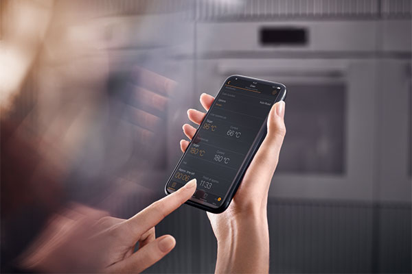 Få overblik over alle dine tilsluttede produkter i Miele@mobile-appen Miele ovn Generation 7000 styres fra smartphone