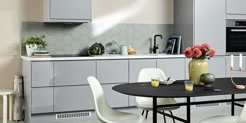Integra Steel Grey er en lidt varmere model i serien og samtidig ubestrideligt smuk minimalisme Gråt grebsløst køkken – Integra Steel Grey fra Epoq