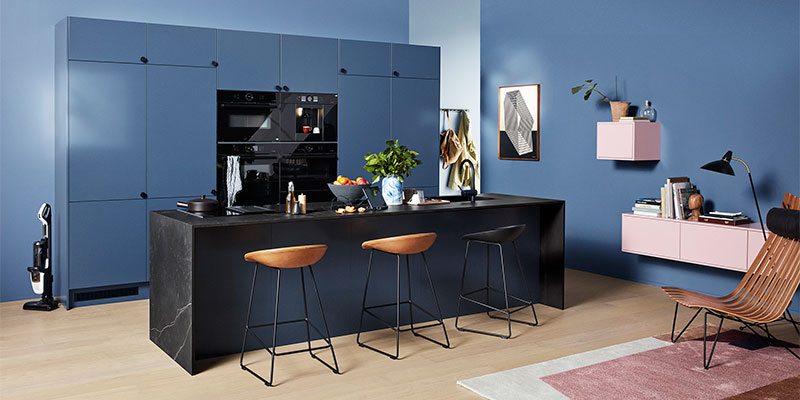 Trend Blue Grey balancerer på elegant vis mellem det sofitikerede og det legesyge Køkkenserien Trend i farven Blue Grey