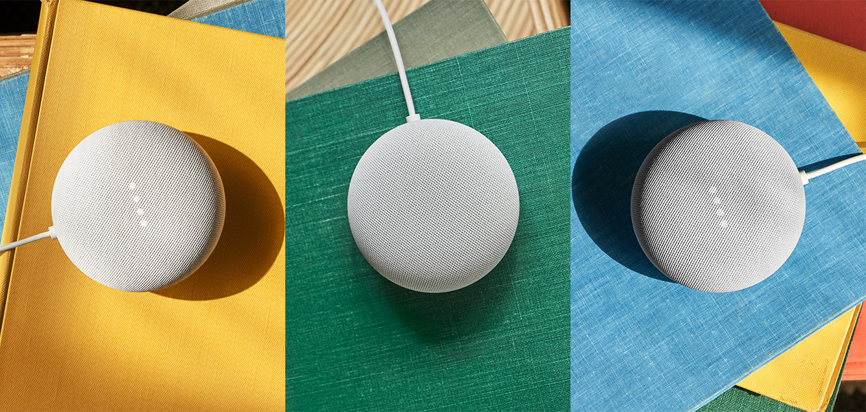 2. generation Nest Mini fra Google Tre Google Nest Mini med forskellige baggrunde