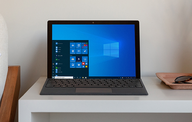 Surface Pro 7 bruger Windows 10 Surface Pro 7 som står på et skrivbord