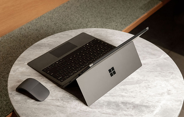Vis hvem du er med Surface Pro 7 Surface Pro 7 som står på et rundt stenbord