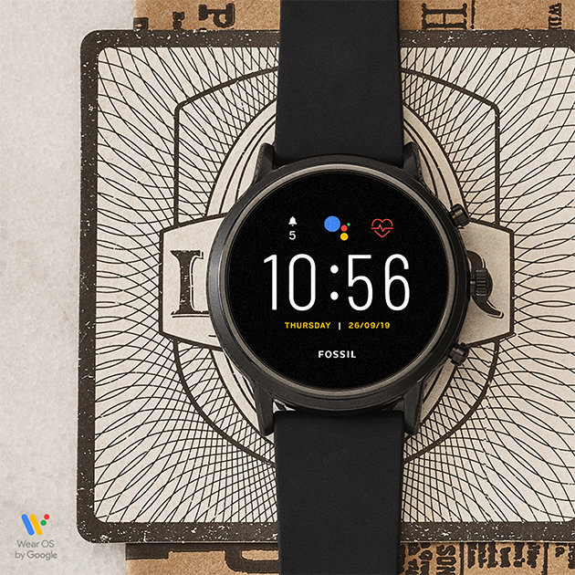 Gen 5 Smartwatch – The Carlyle HR Sort GEN 5 smartwatch ligger på mønstret baggrund