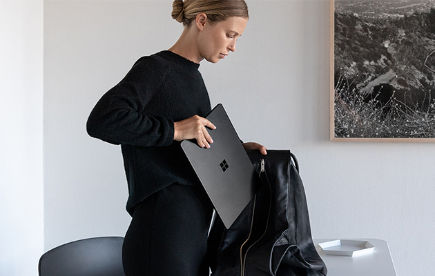 Surface Laptop 3 Kvinde lægger Surface Laptop 3 i en taske