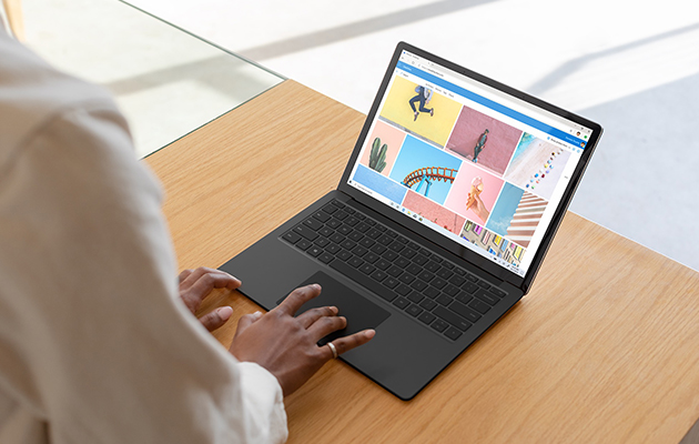 Surface Laptop 3 Surface Laptop 3 med farverige billeder på computerskærmen