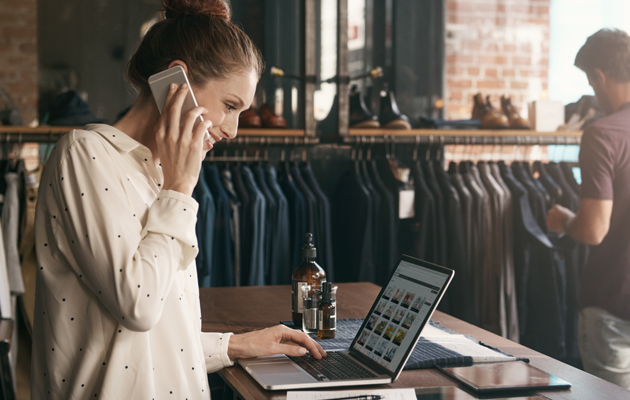 RemoteFix ser flere problemer end du selv opdager Kvinde i butik, som får hjælp med RemoteFix