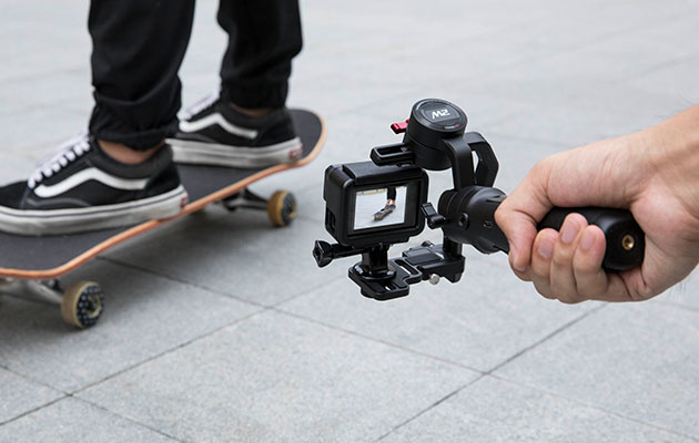 En gimbal til alt En hånd holder et kamera monteret i en Crane kamerastabilisator