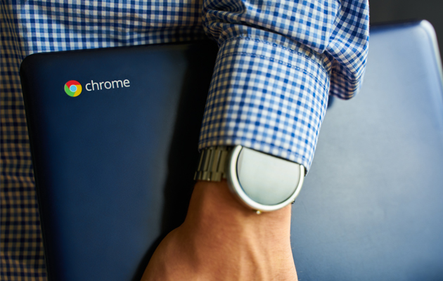 Det hele styres via din Google-konto Mand, som holder en Chromebook
