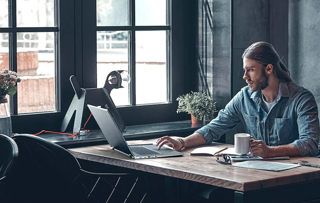 Tag indholdet fra din gamle computer med dig Mand, som arbejder på en Chromebook