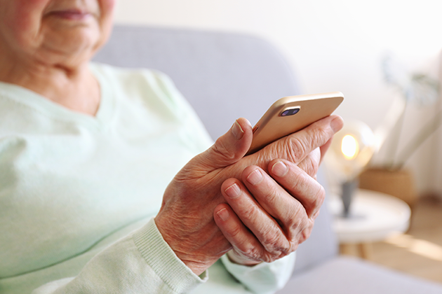 Sådan vælger du en brugervenlig telefon til seniorer Ældre kvinde med mobiltelefon