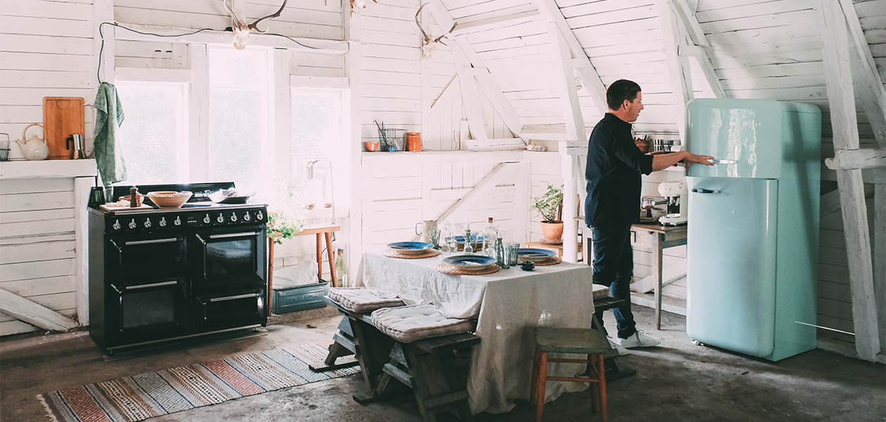 Smeg design Mand åbner lyseblåt køleskab