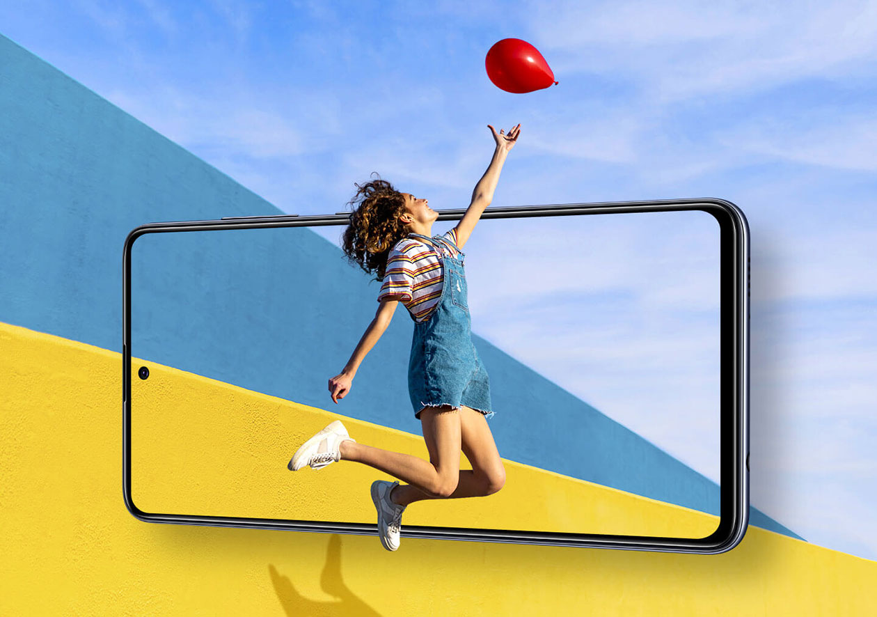 Elegant og praktisk design Forstørret Samsung Galaxy A mobiltelefon og pige, der fanger en ballon
