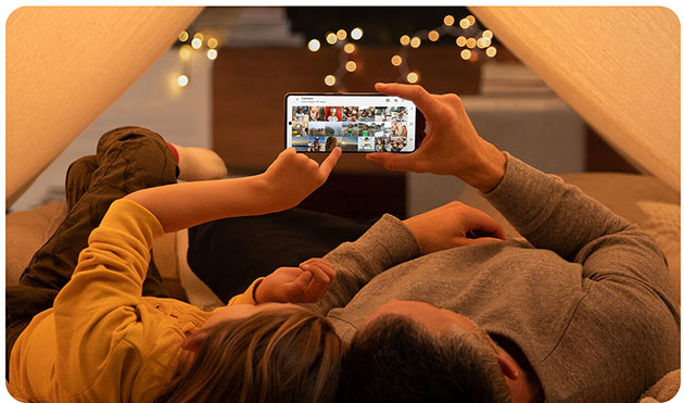 Flere fordele ved at vælge Galaxy A71 Samsung Galaxy A71 deles af mand og kvinde i telt