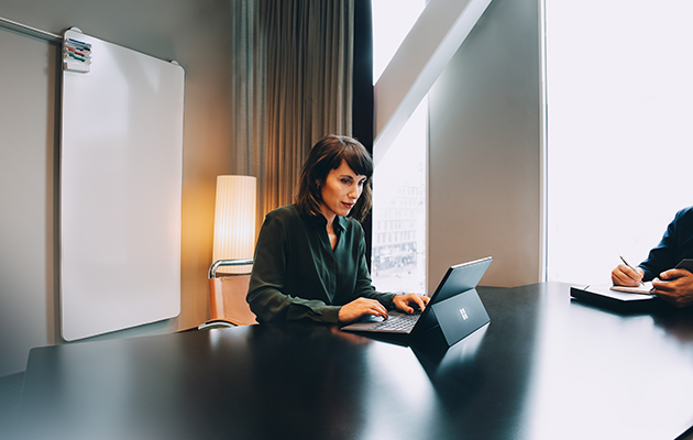 Flot, stilfuldt, praktisk og let design Kvinde skriver på en Microsoft Surface Pro 7