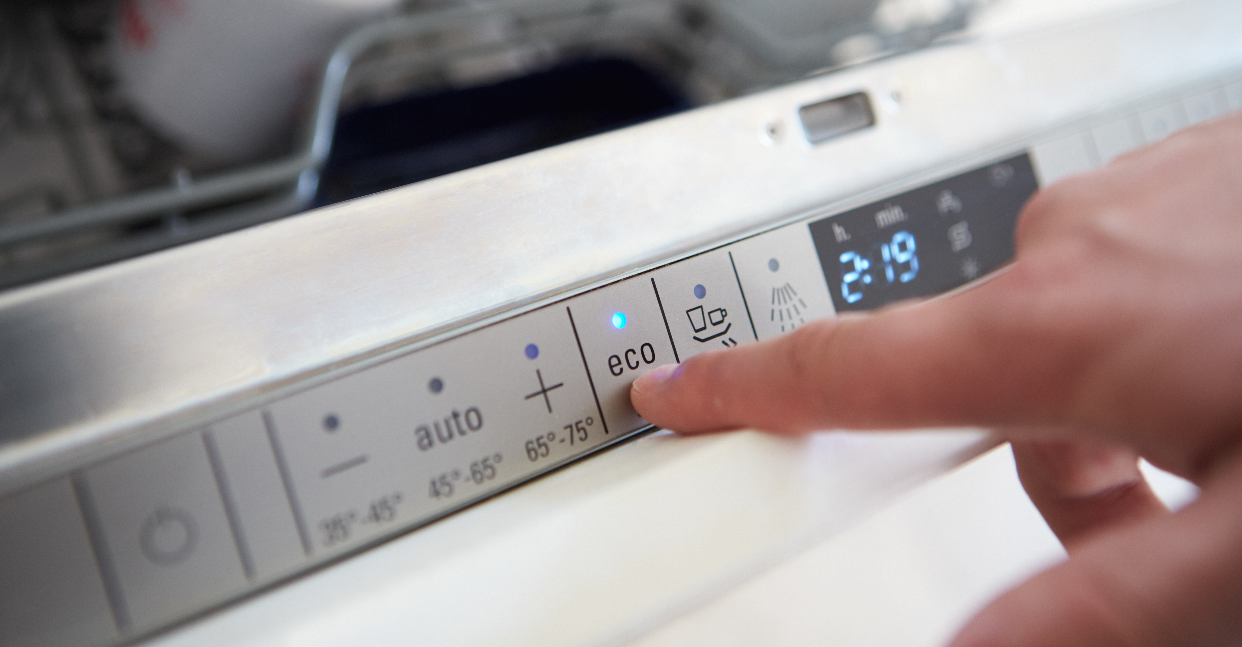 Bedst i test opvaskemaskiner En finger starter opvaskemaskine med eco program