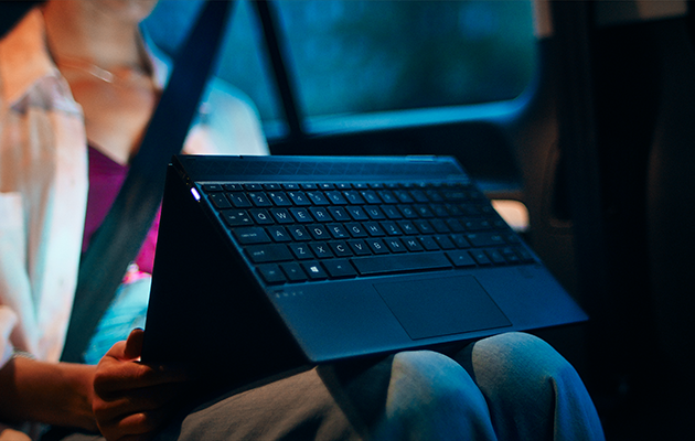 Dobbeltvirkende hængsler HP Envy x360 i en kvindes arme