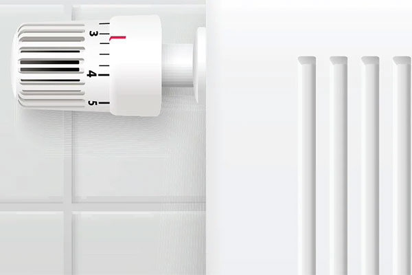 Opvarming af badeværelset En radiator på en væg