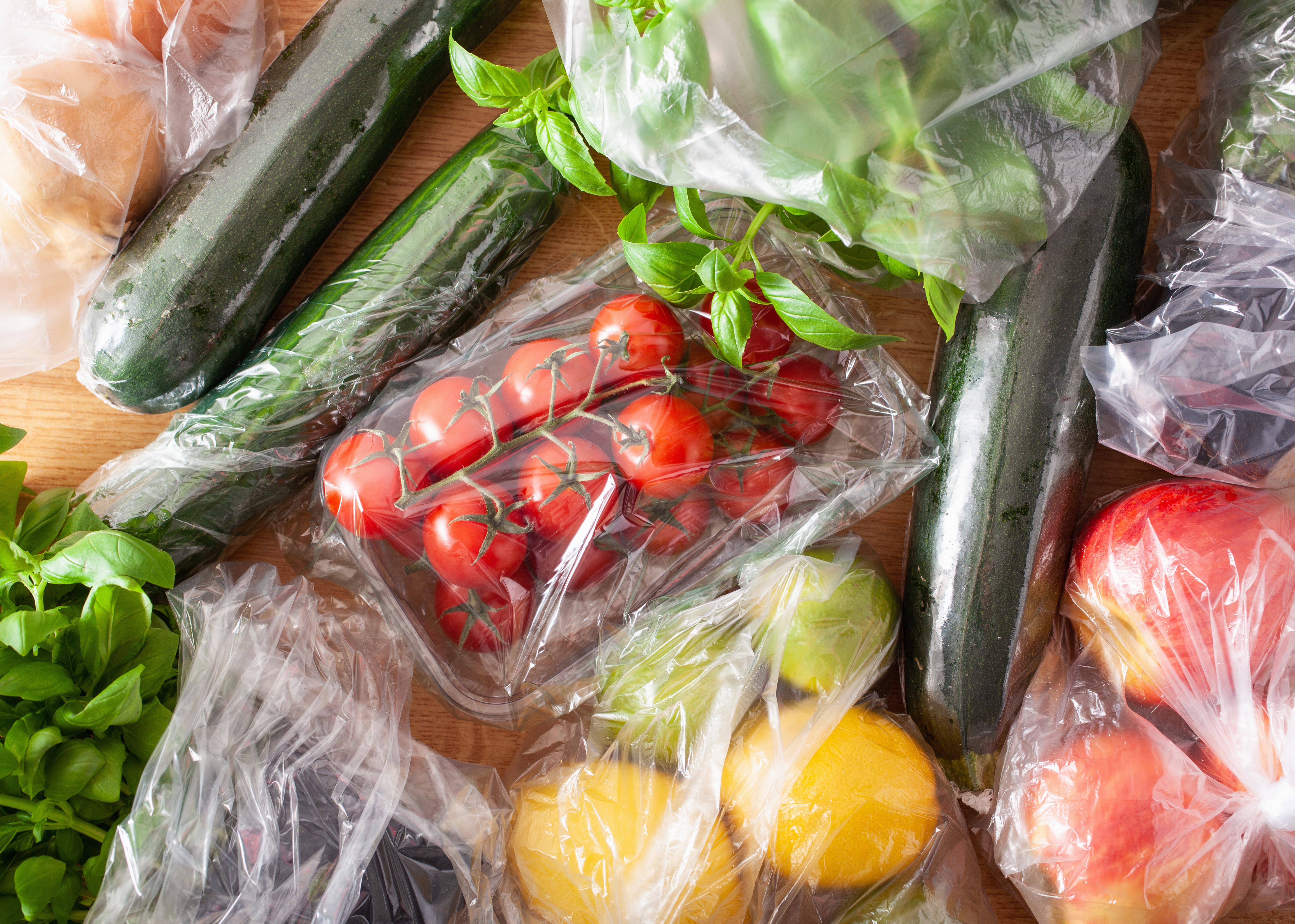 Frys mere Forskellige grøntsager og frugter ligger på bord