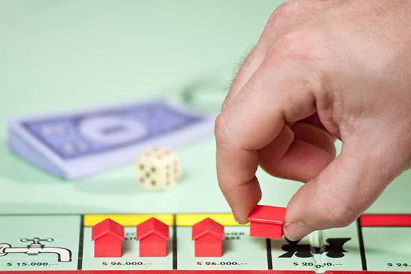 Spil Monopoly Monopoly-brik rykkes rundt