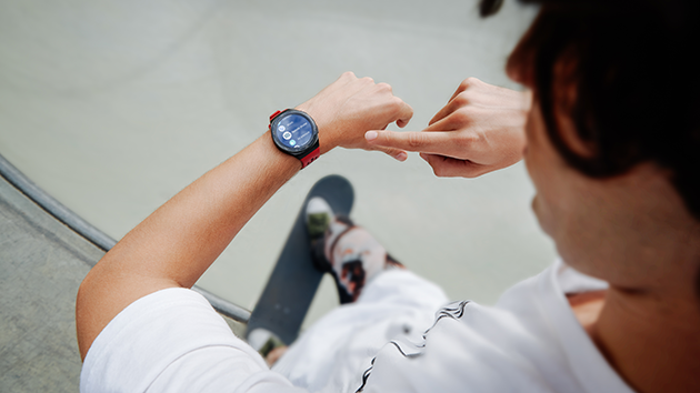  Huawei Watch GT2e används av man på skateboard 