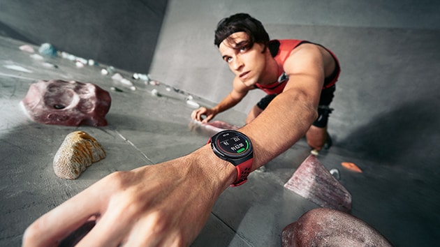  Huawei Watch GT2e på handleden av mannen på klättervägg