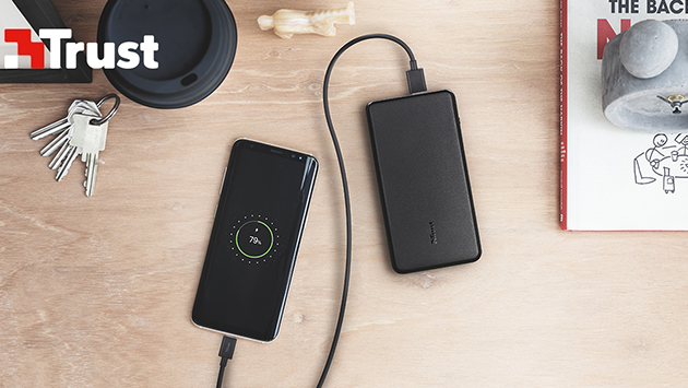 Trust powerbank tilsluttet mobiltelefon