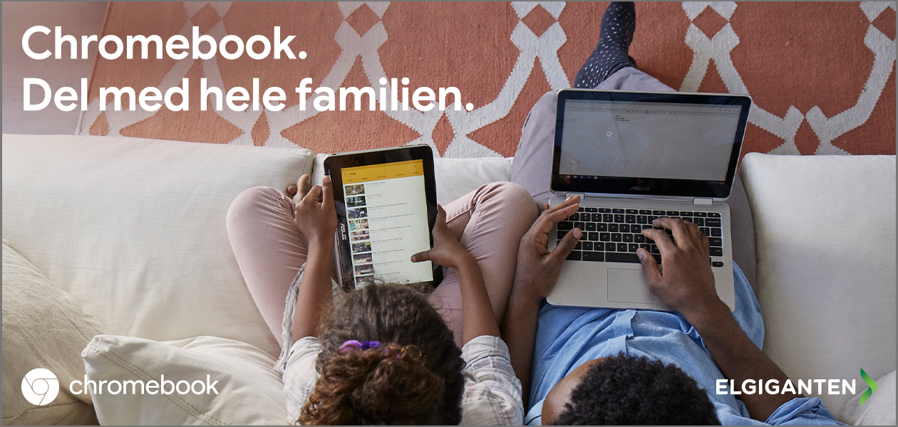 Chromebook – del med hele familien Far og datter sidder med tablet og laptop i sofa