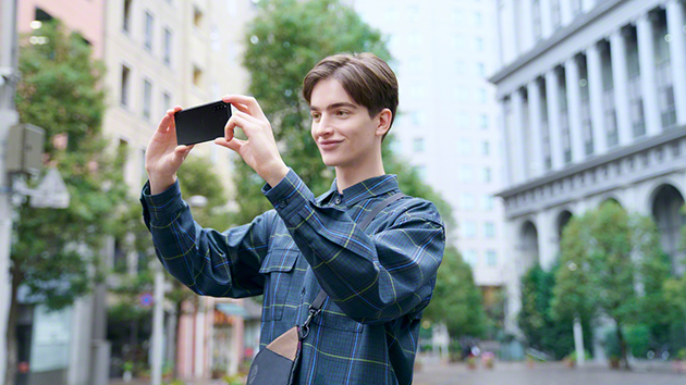 Tre kameraer, tre linser, utallige muligheder Sony Xperia 10 anvendes af ung mand til fotografering