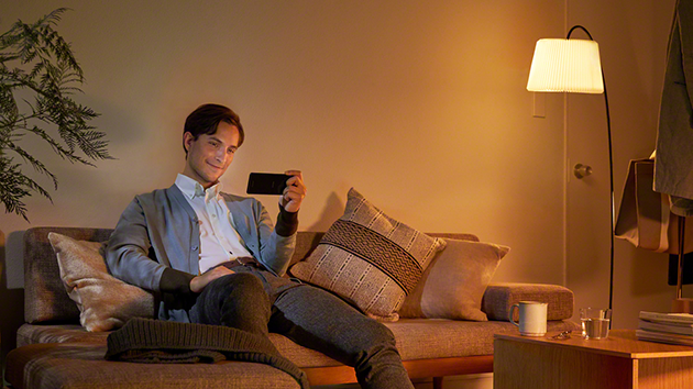 6 tommer OLED-skærm med format i 21:9 til forbløffende underholdning Sony Xperia 10 anvendes af ung mand til at se en film på