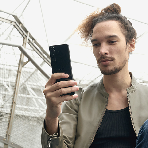 Få mere ud af 5G med en højtydende Sony smartphone Sony Xperia 1 II i hånden på ung mand