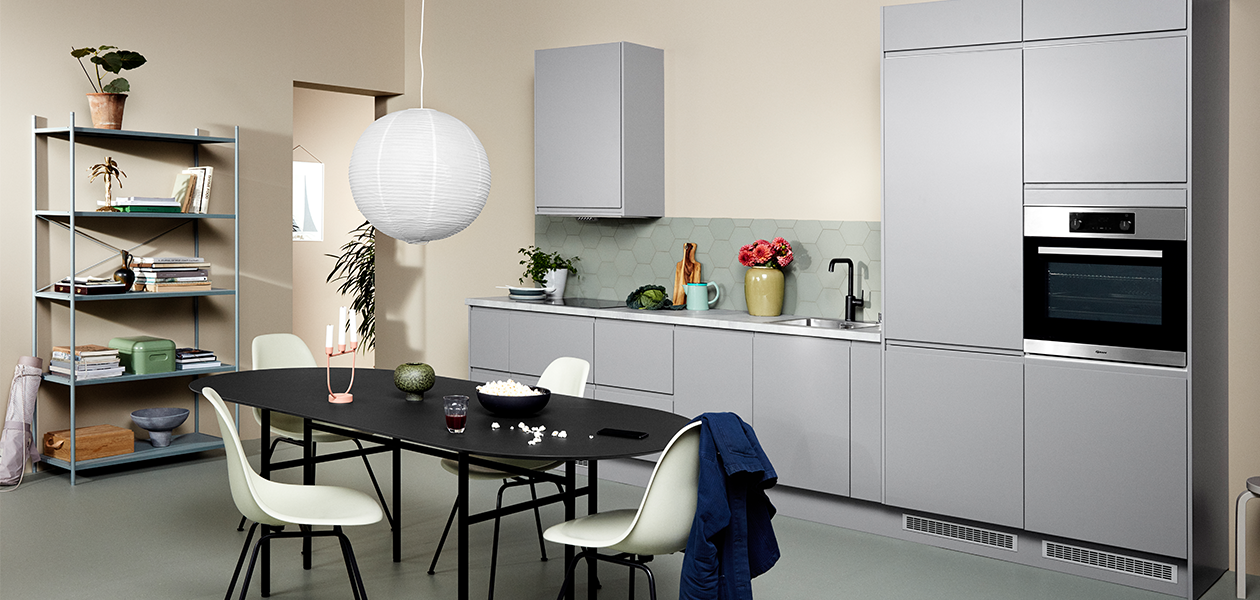 Et sort Damixa Silhouet blandingsbatteri er lidt af et statement i dette Integra Steel Grey køkken fra Epoq Epoq køkkenø af typen Integra Steel Grey