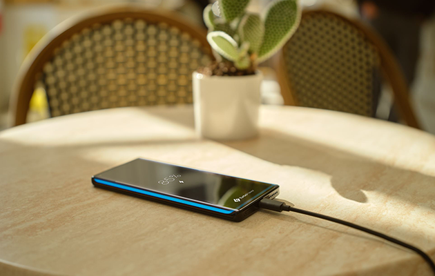 Motorola Edge-mobil oplades på bord