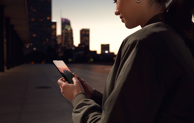 Få fremtidens tilslutningsmuligheder i dag – 5G er vejen frem Motorola Edge Plus i hånden på kvinde i storby