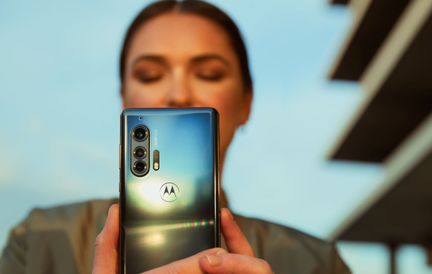 Motorola Edge-serien giver dig moderne kamerateknologi af høj kvalitet Motorola Edge Plus anvendes af kvinde til fotografering
