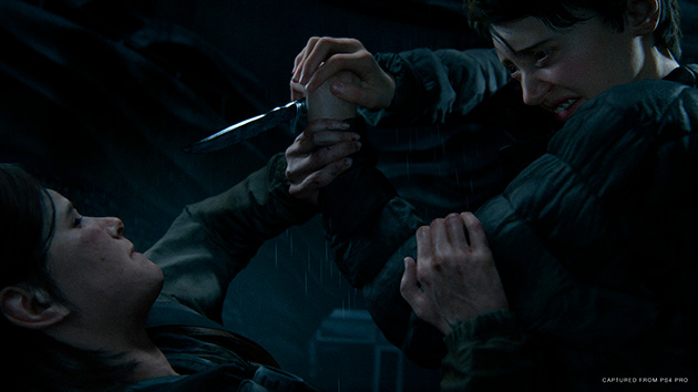 Anspændt og desperat action-survival game Screenshot af Ellie i nærkamp i The Last of Us Part II