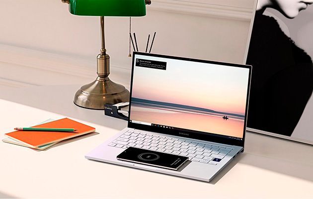 Du kan oplade din telefon direkte på Samsung Galaxy Book Ions touchpad Telefon ligger på Samsung Galaxy Book Ion og oplades